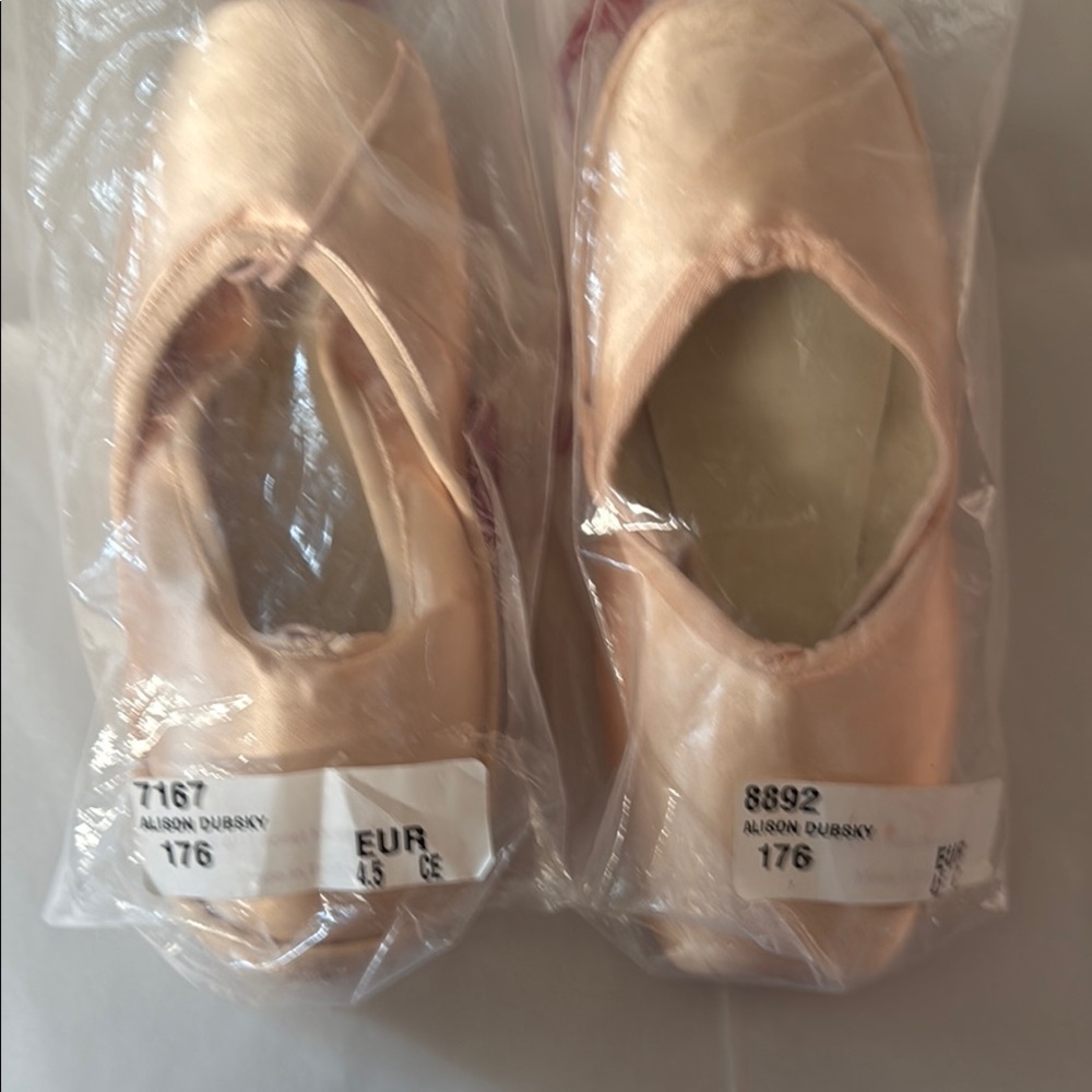 NWT Capezio Ballet Pointe Shoes in Soft Pink
